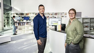 Zwei Mitarbeitende im Museumslesesaal der Deutschen Nationalbibliothek in Leipzig