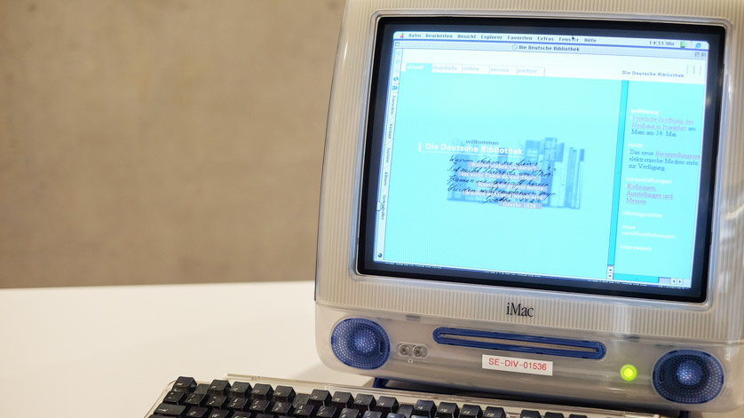Website der Deutschen Nationalbibliothek aus dem Jahr 1997 auf einem zeitgenössischen Computer