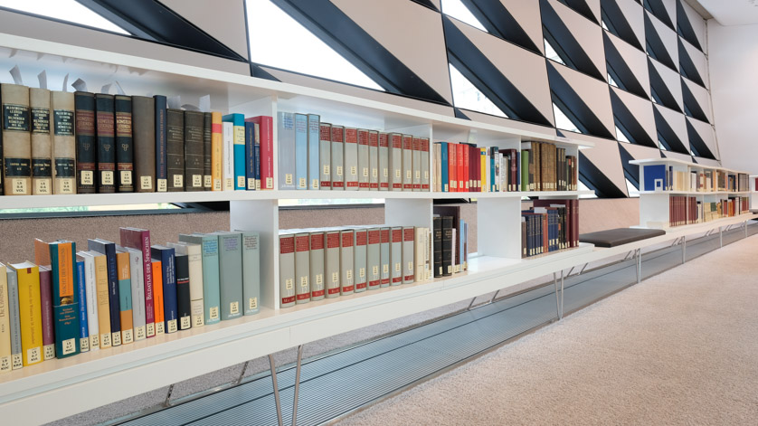 Handbibliothek im Lesesaal des Deutschen Buch- und Schriftmuseums der Deutschen Nationalbibliothek in Leipzig