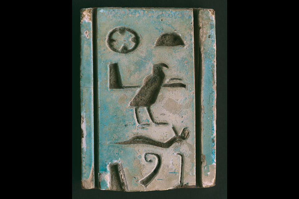 Eine glasierte Kachel, in die ägyptische Hieryglyphen eingeritzt sind