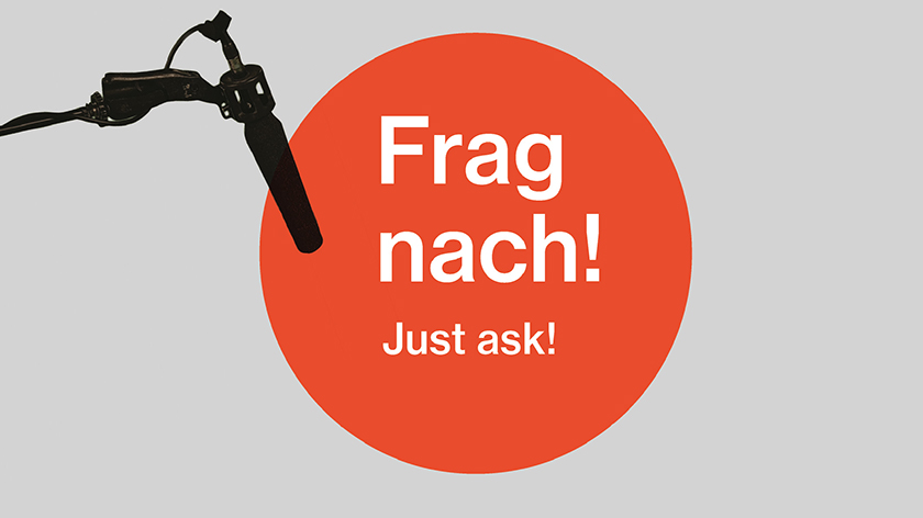 Grafik, roter Kreis mit Schriftzug „Frag nach, Just ask!“, Hintergrund grau  