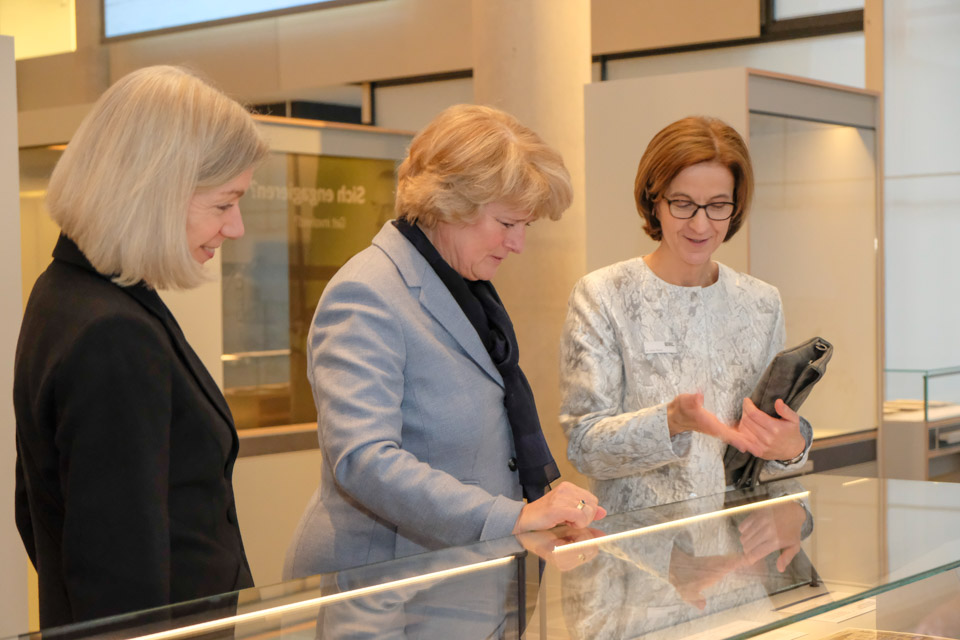Kulturstaatsministerin Grütters besichtigt die Ausstellung