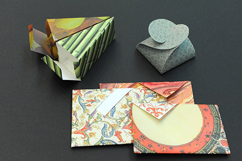 Briefpapier, Briefumschläge, Faltschachteln aus Papier in verschiedenen Mustern und Farben