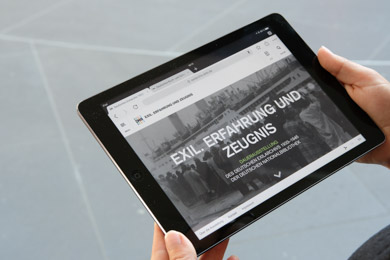 Startseite der virtuellen Ausstellung "Exil. Erfahrung und Zeugnis" der Deutschen Nationalbibliothek auf einem Tablet