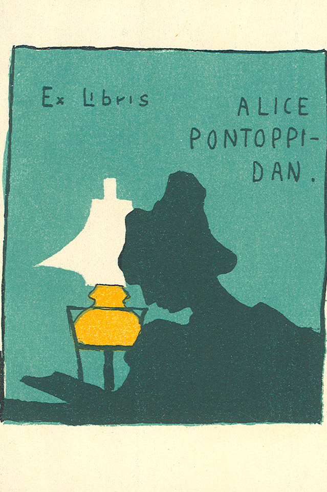 Zeichnung auf dunkelgrünem Hintergrund: Eine als Schatten dargestellte Frau sitzt über ein Buch gebeugt vor einer gelben Lampe. Schriftzug: Ex Libris Alice Pontoppidan.