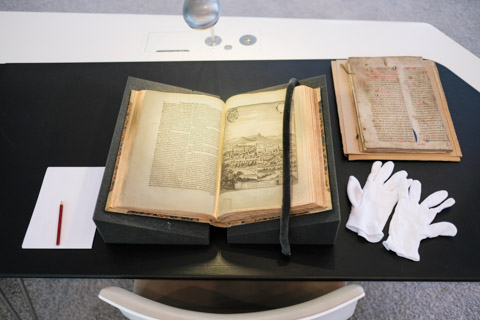 Bestandsschonende Benutzung im Lesesaal des Deutschen Buch- und Schriftmuseums