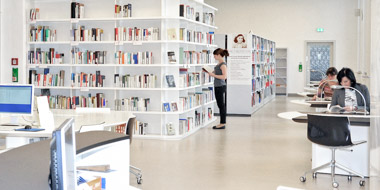 Arbeitsatmosphäre im Lesesaal der Anne-Frank-Shoah-Bibliothek der Deutschen Nationalbibliothek in Leipzig