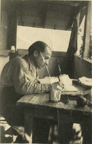 Karl Schwesig am Tisch einer Baracke im Internierungslager Noé, 1942. 