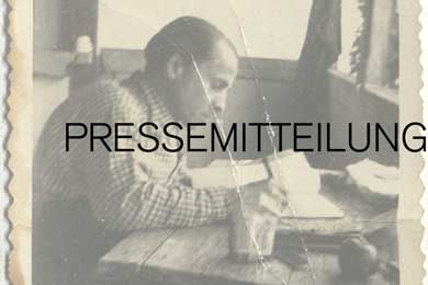 Karl Schwesig sitzt an einem Tisch und schreibt in sein Notizbuch; darübergelegt das Wort Pressemeldung.