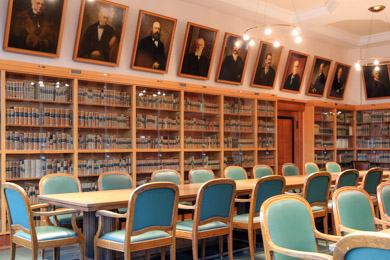 View into the conference room of the German National Library in Leipzig. The library of the Frankfurt Parliament 1848/49 is kept here in glazed wall cupboards; on the walls are portraits of important personalities