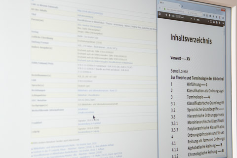 Einzelanzeige eines Katalogeintrags der Deutschen Nationalbibliothek auf einem Monitor. In zweitem Browserfenster ist das Inhaltsverzeichnis des Werkes zu sehen.  