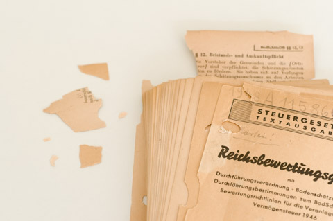 Brüchig gewordene Blätter einer Loseblattsammlung werden restauratorisch zusammengesetzt und digitalisiert. So kann das Werk wenigstens als Digitalisat für die Benutzung zur Verfügung gestellt werden.
