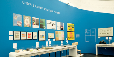 Exhibits in the exhhibition "BAHNRISS?! Papier | Kultur" of the German Museum of Books and Writing